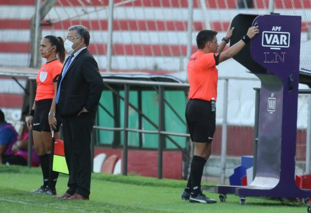 Versus / Primera fecha con excesivo protagonismo arbitral
