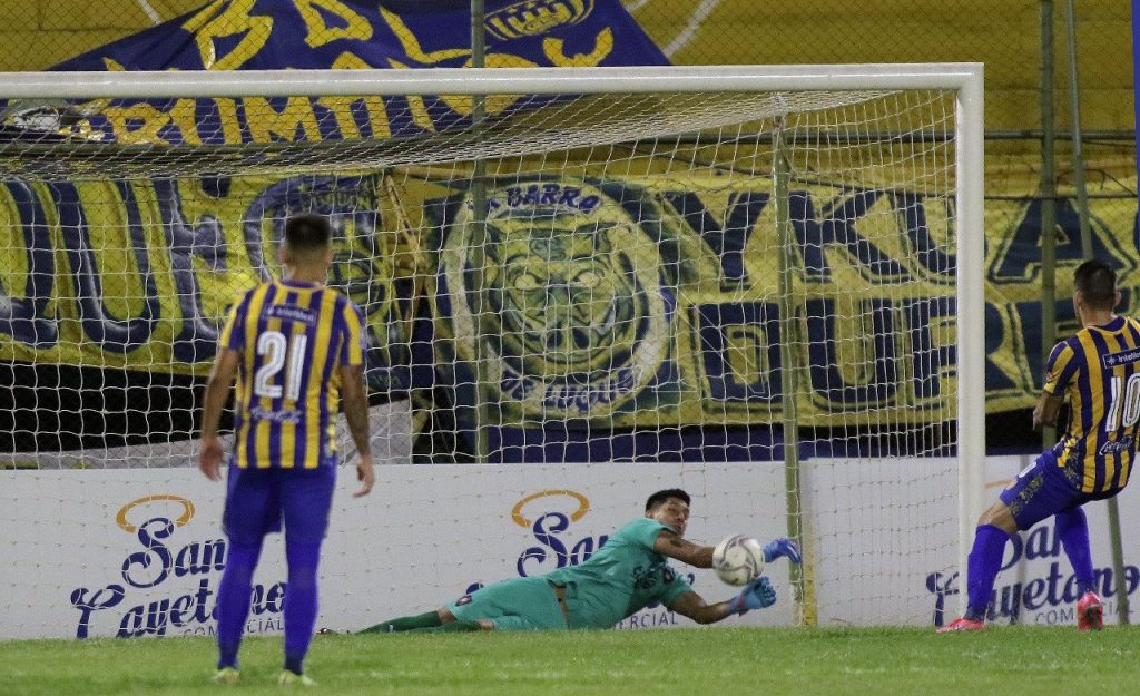 Versus Martinez Salva En Un Polemico Juego A Cerro Que Desaprovecho Una Gran Chance